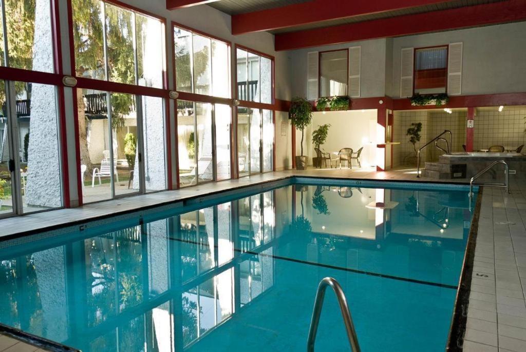 Riviera Village Green Hotel Complex Vernon Eksteriør bilde